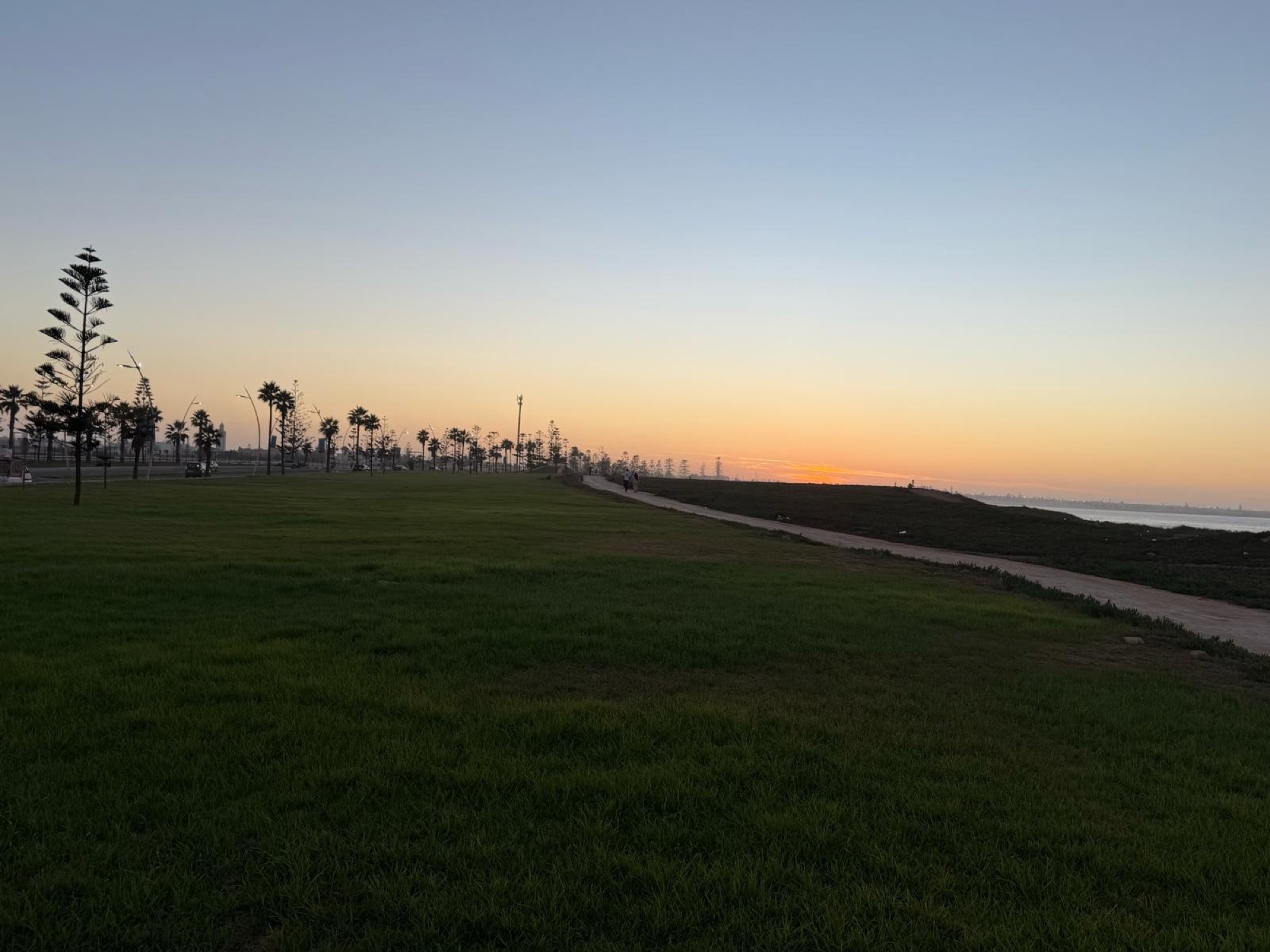 L'allée piétonne face à l'hôtel, au coucher du soleil
