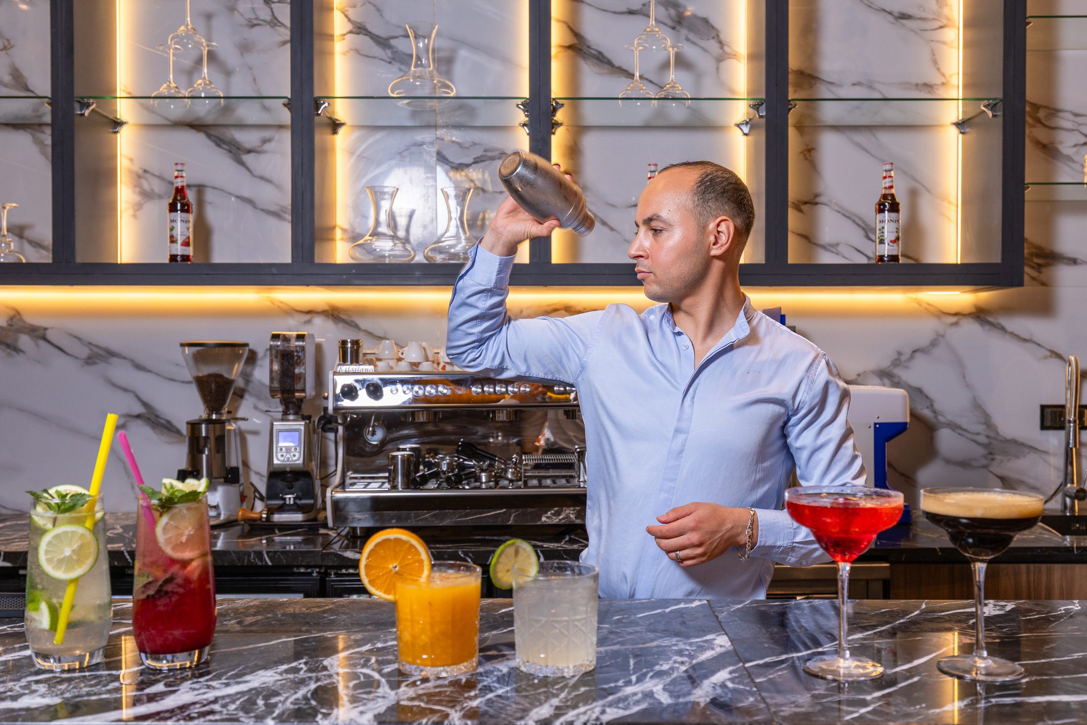 Un barman prépare des cocktails signature sans alcool