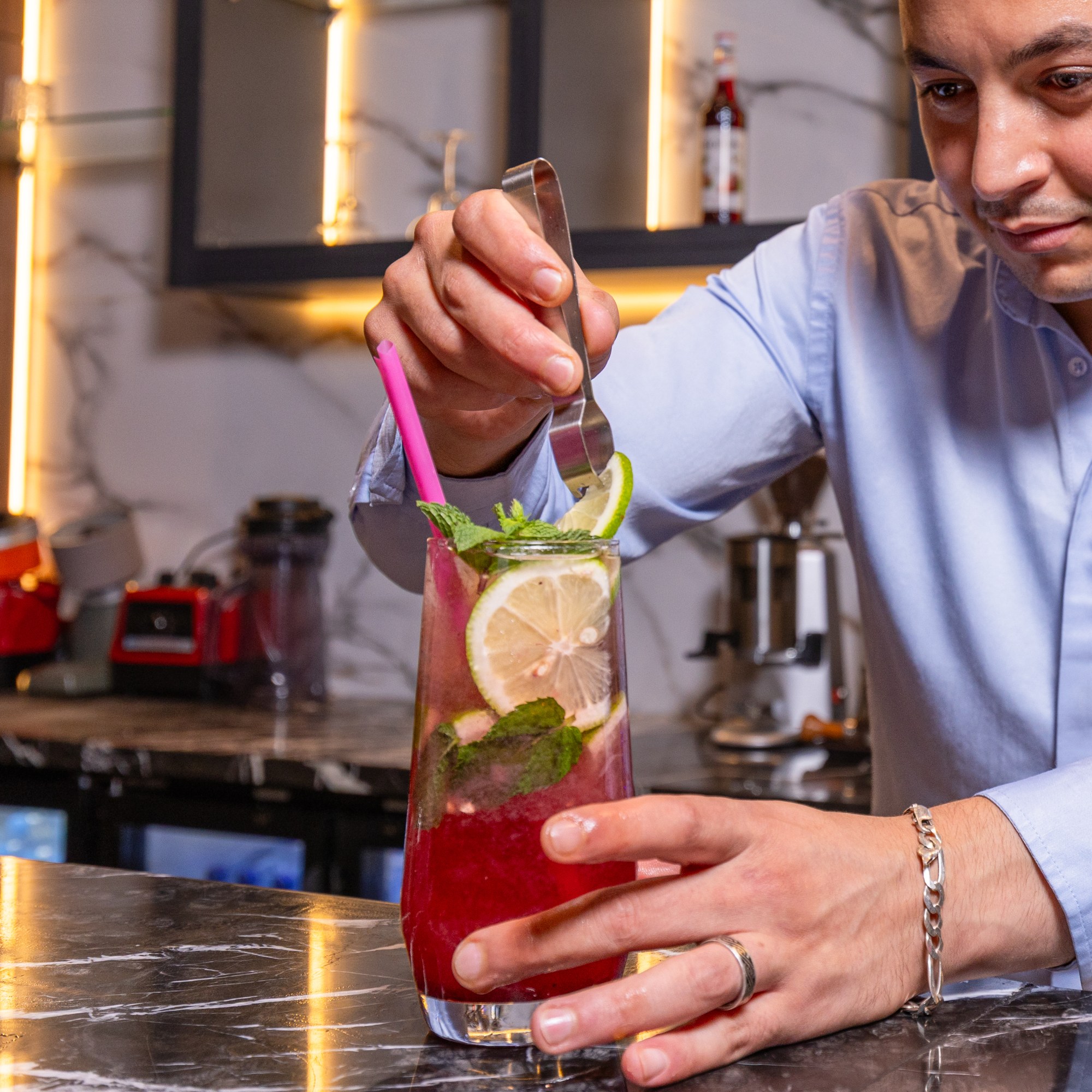 Un barman prépare des cocktails signature sans alcool