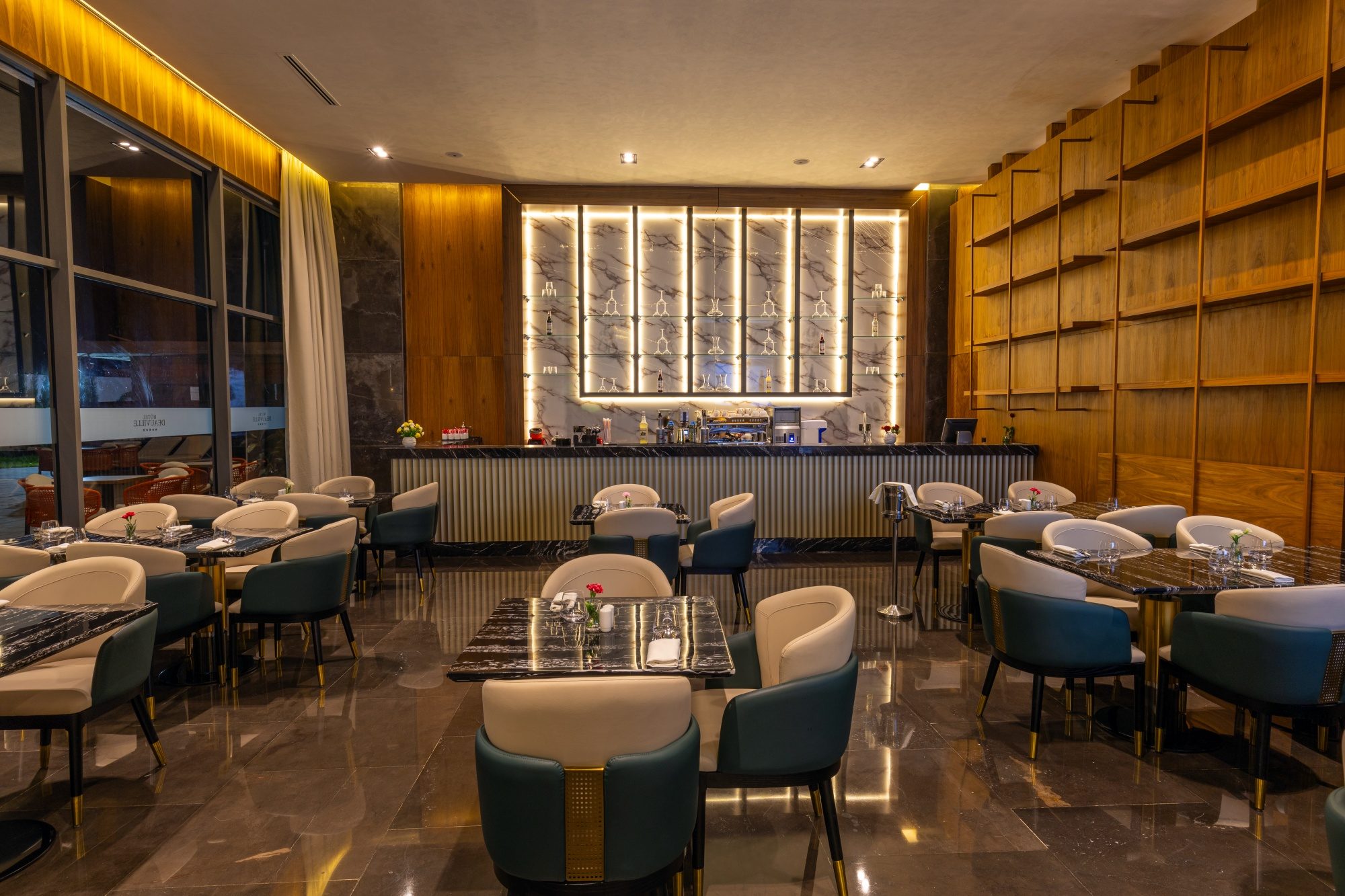 Le bar de l'hôtel et ses tables