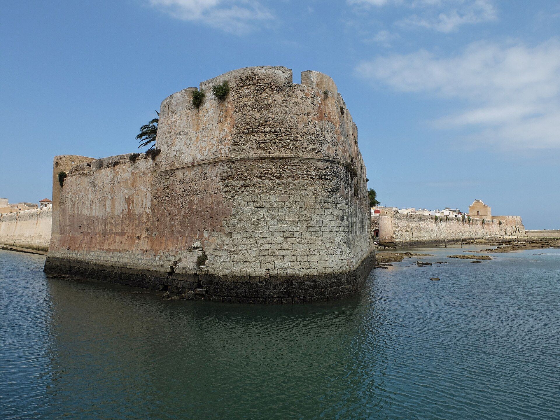 Un bastion des remparts de la Cité portugaise d'El Jadida, au bord de l'eau
