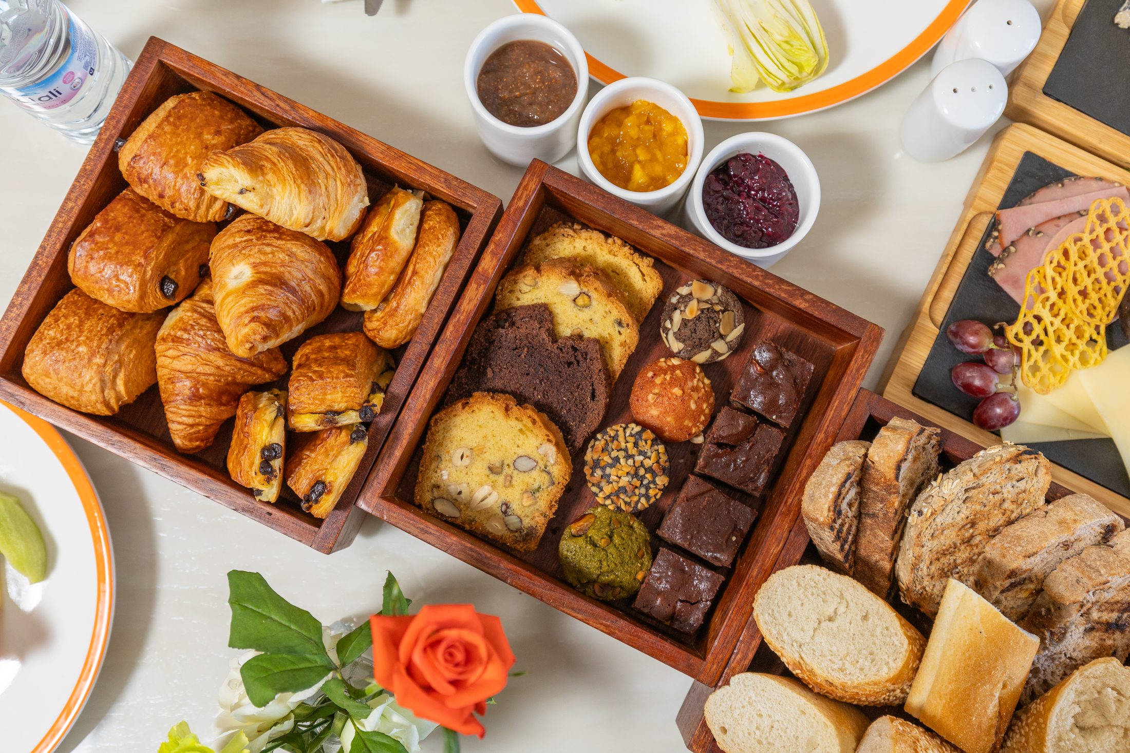 Petit-déjeuner servi en chambre