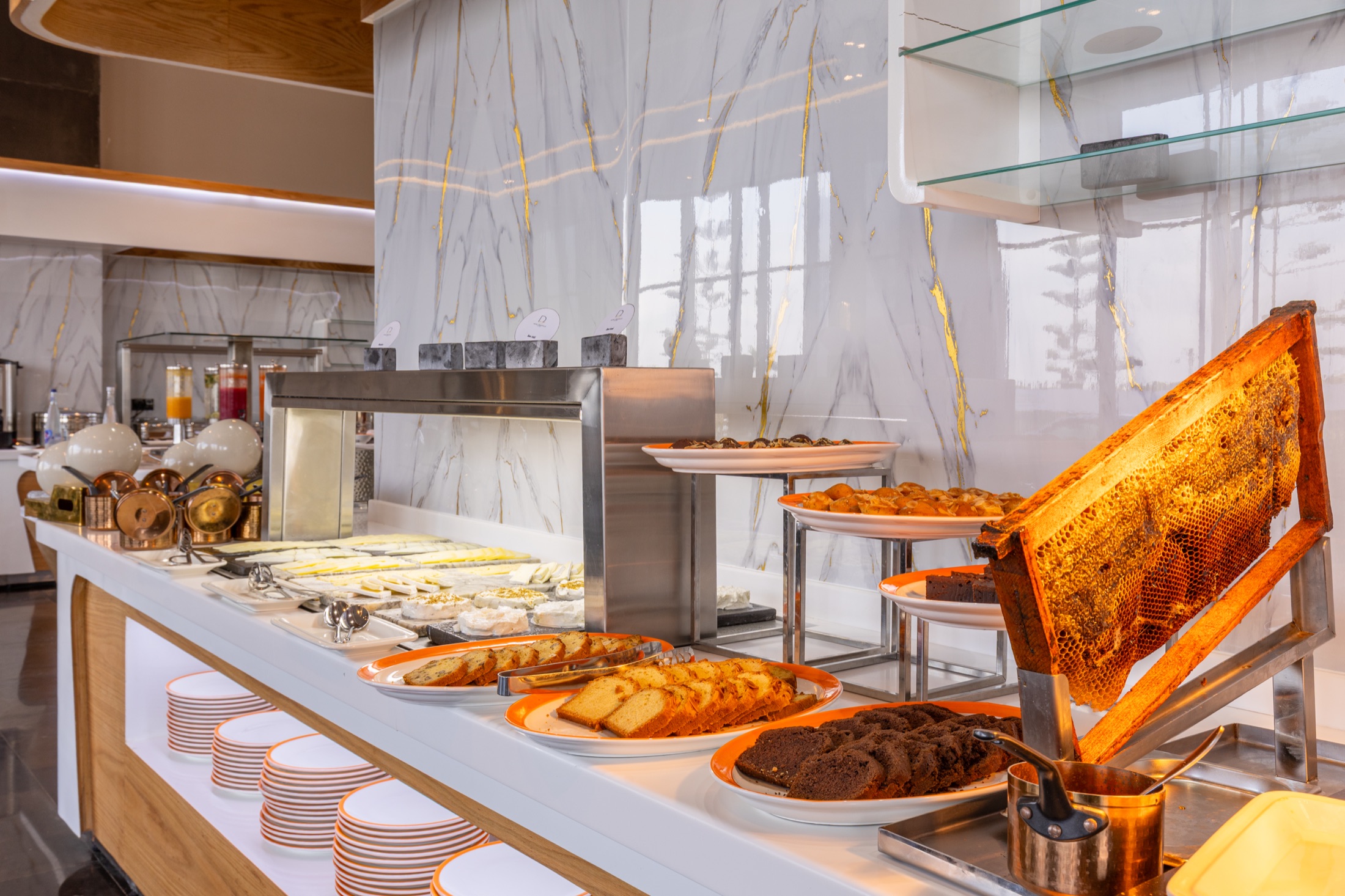 Le buffet du petit-déjeuner : cakes, pâtisseries et rayon de miel