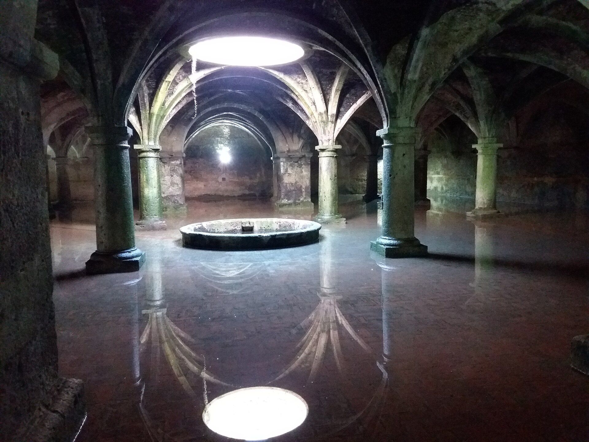 La citerne portugaise, son puits de lumière et son reflet