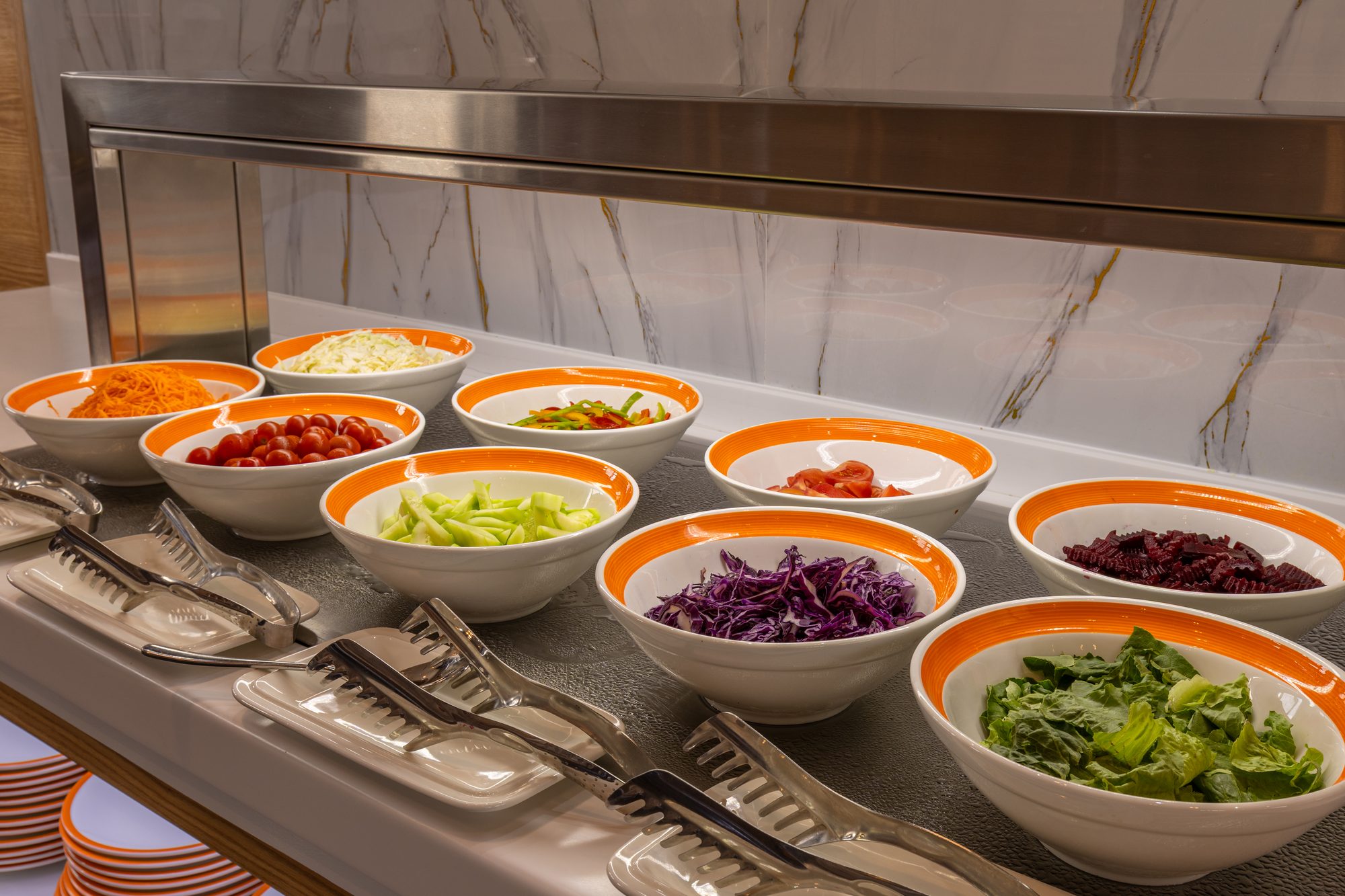 Bar à salades et crudités fraîches du buffet
