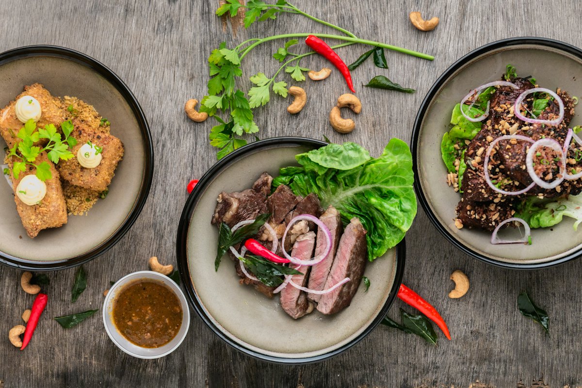 Plats de cuisine méditerranéenne et de viandes grillées