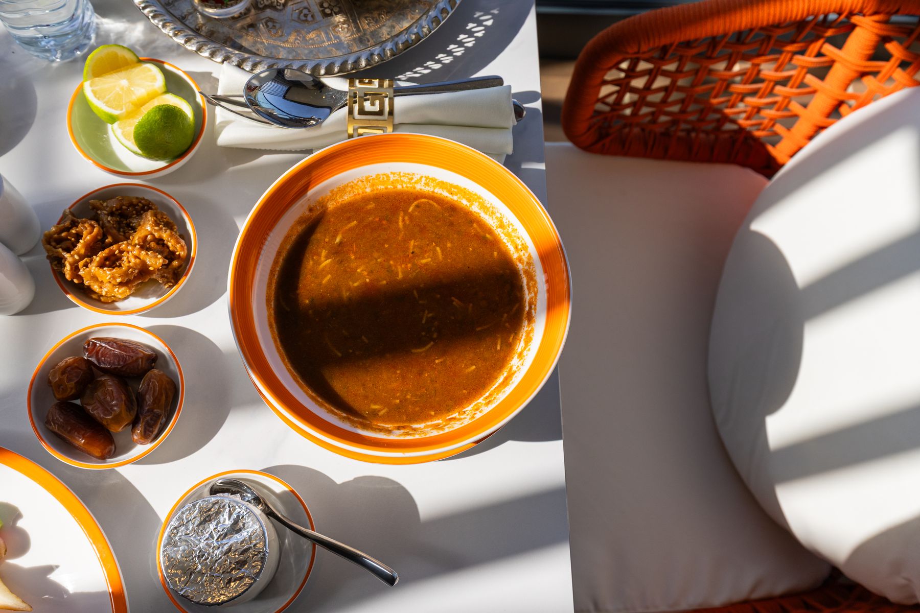 Harira, dates et chebakia, servis en terrasse
