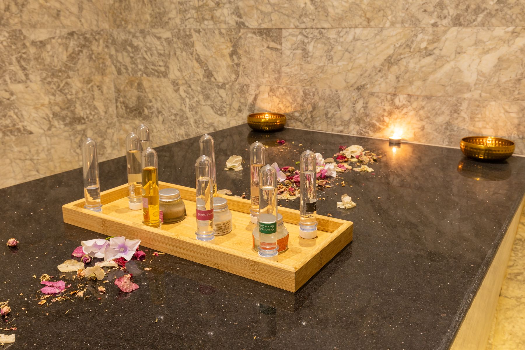 Plateau de soins, huiles et pétales de rose
