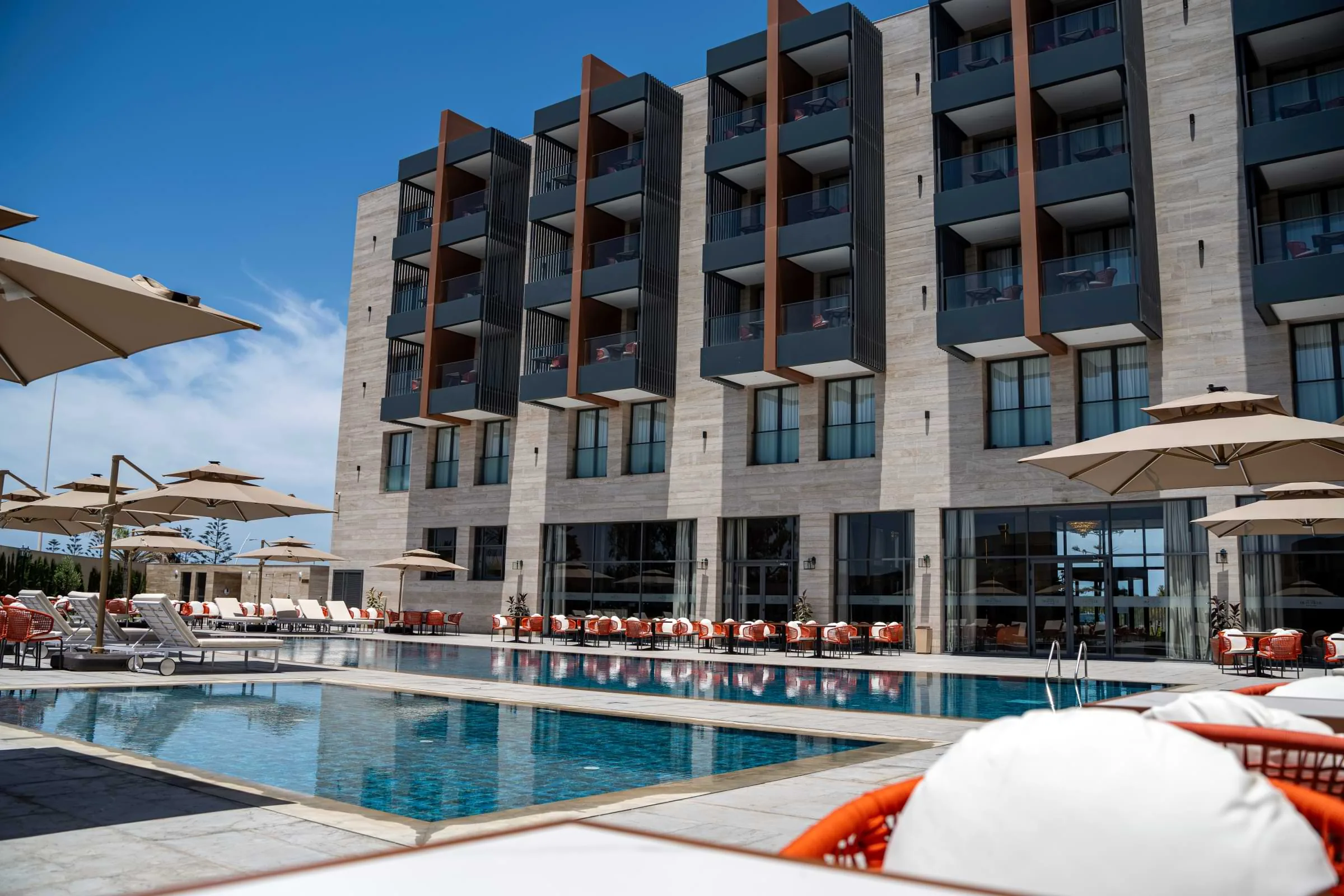 La façade de l'Hôtel Deauville El Jadida et sa piscine extérieure