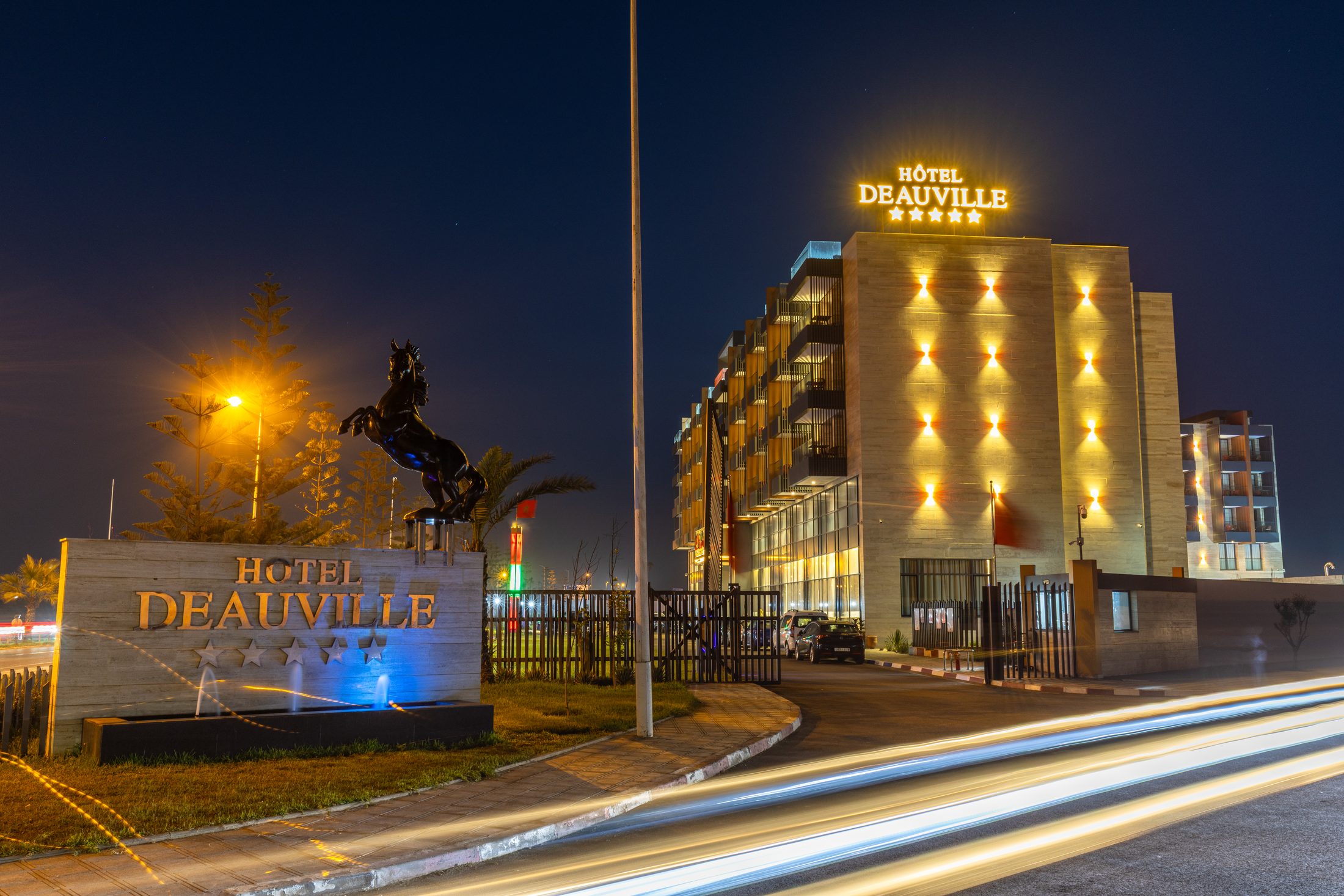 L'enseigne et le cheval de l'Hôtel Deauville, à l'entrée, la nuit