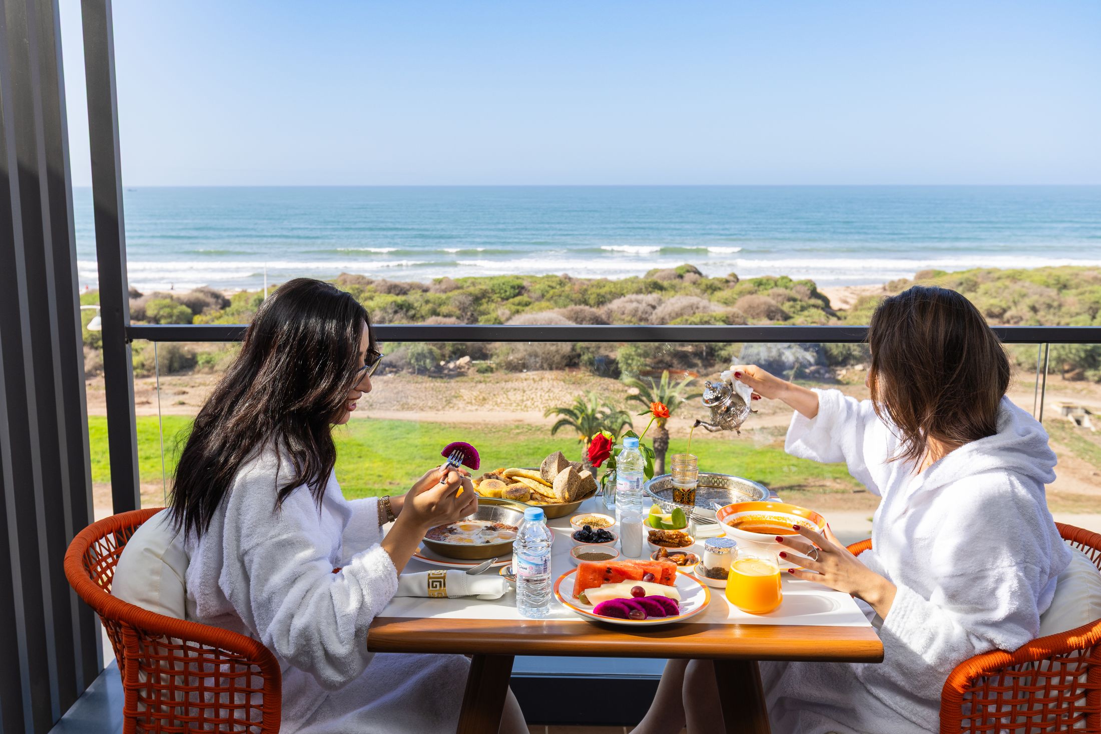 Petit-déjeuner marocain servi sur la terrasse d'une suite, face à l'océan