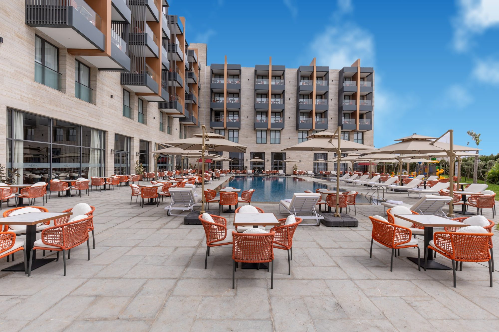 Les tables au bord de la piscine, pour les dîners et réceptions