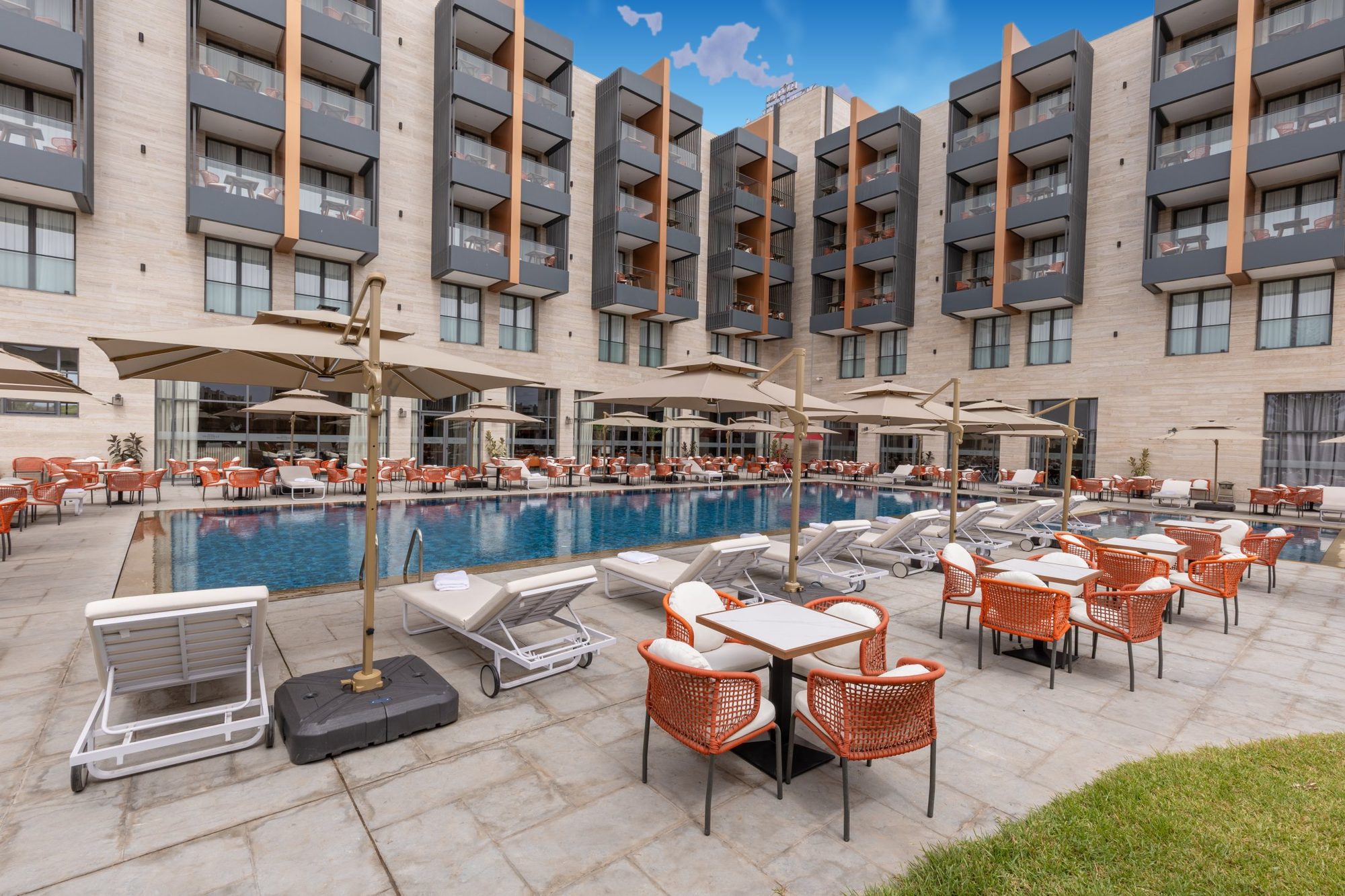 La façade de l'hôtel et la piscine