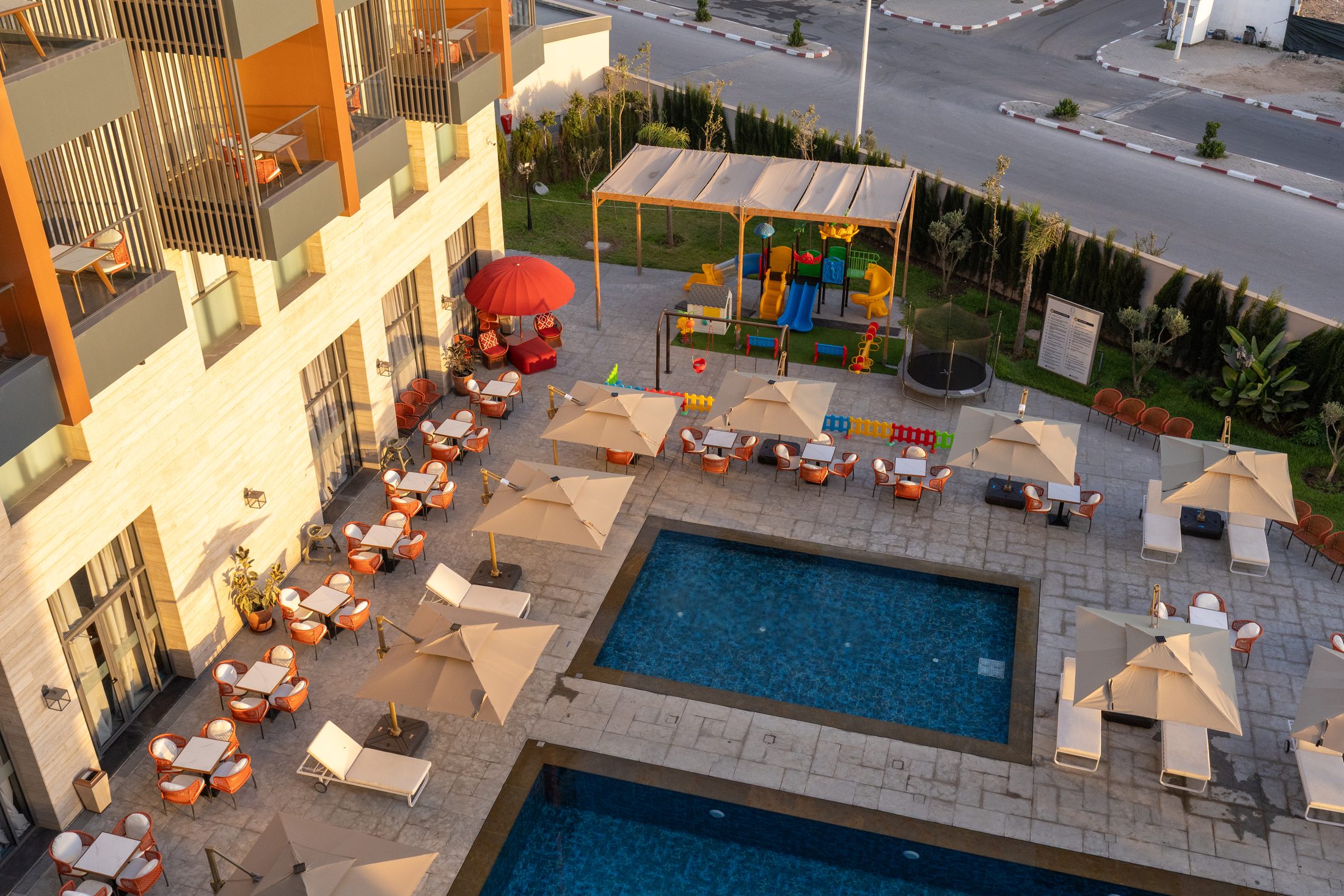 La piscine et ses transats vus du ciel