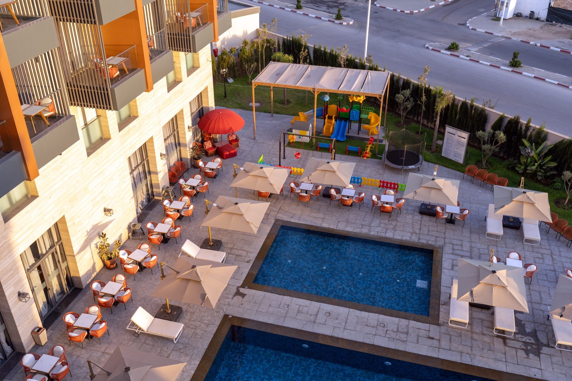 Les jardins et la piscine de l'hôtel