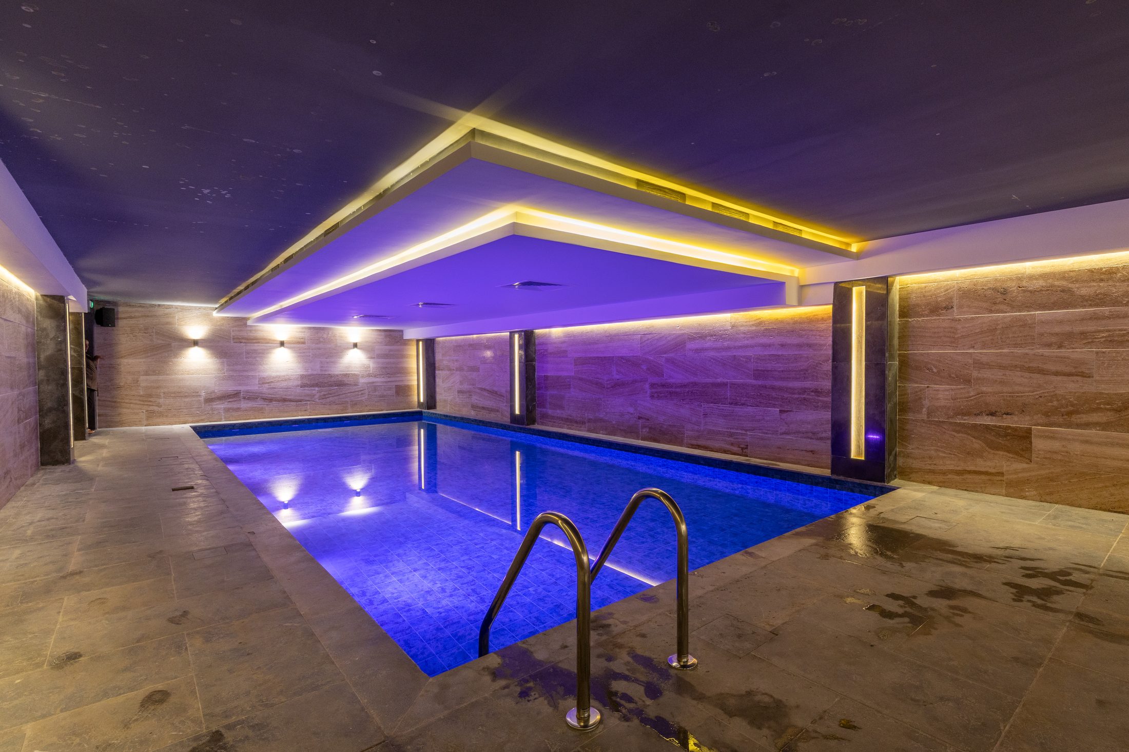 La piscine chauffée, à côté du spa