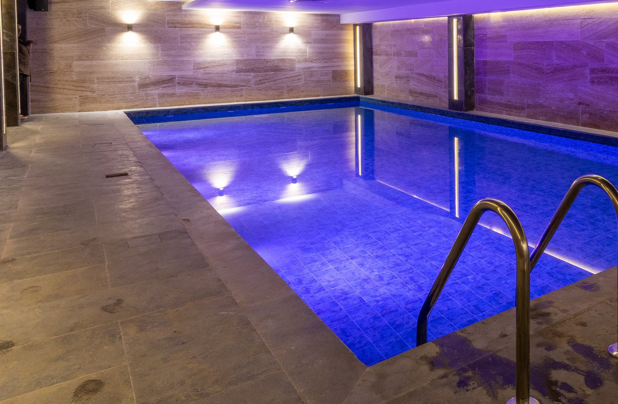 La piscine chauffée, à côté du spa