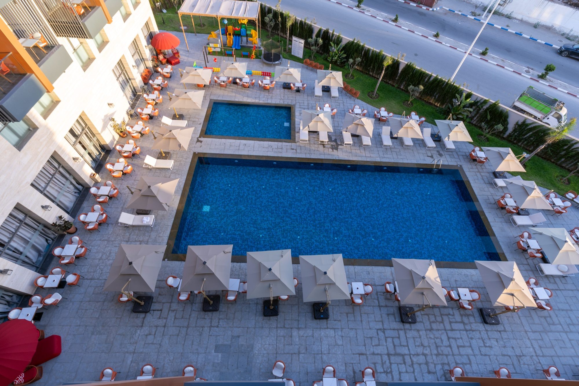 La piscine de l'hôtel à la tombée du jour