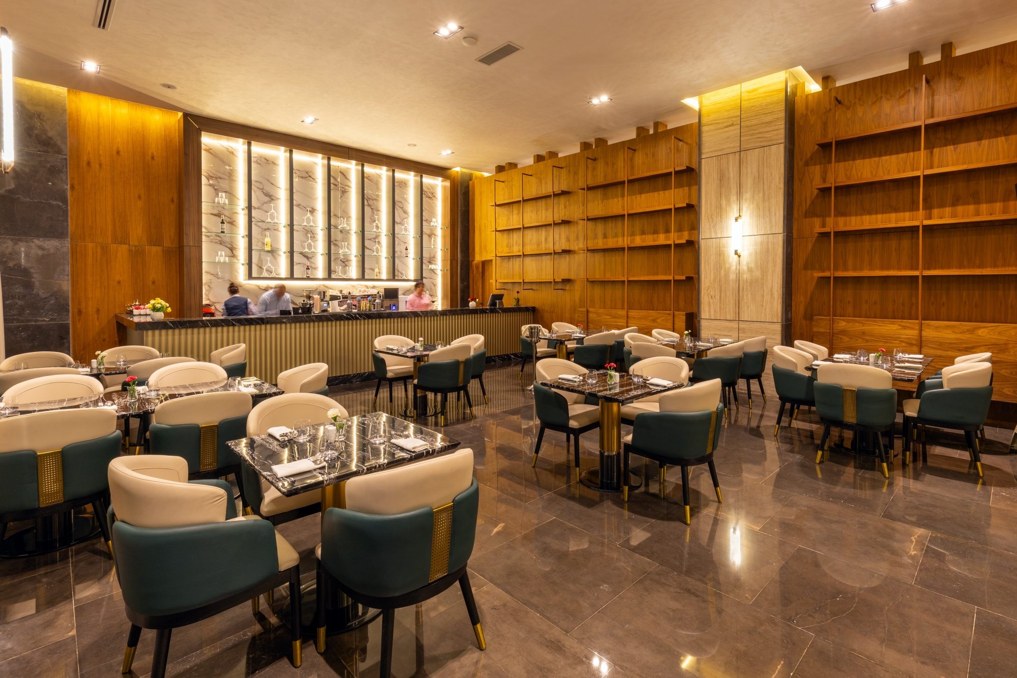 La salle du restaurant Le Méditerranéen, bois et lumière chaude
