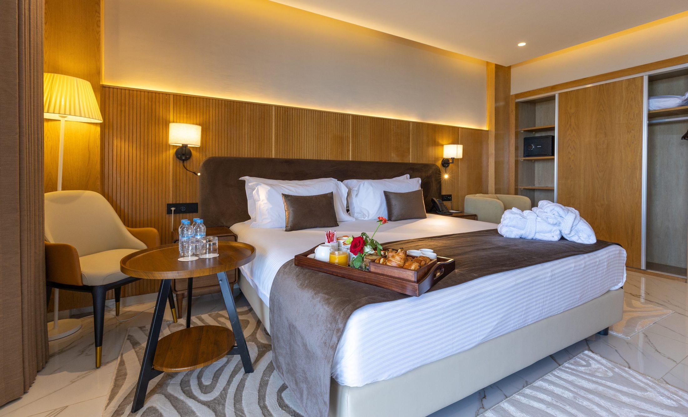 Un plateau de petit-déjeuner servi sur le lit d'une chambre