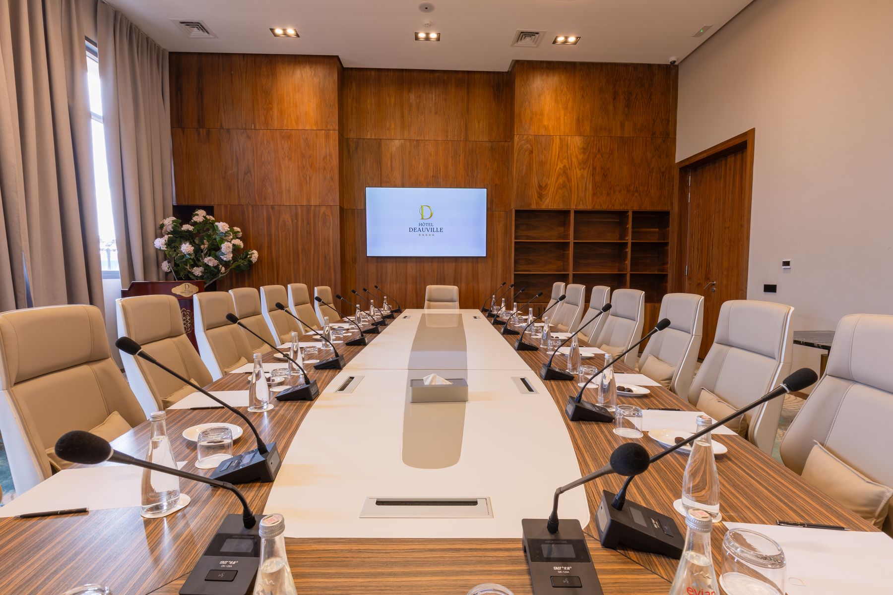 La salle l'Breja, table de conférence et mur de bois