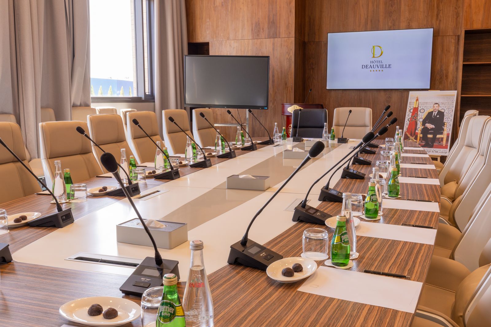 Table de conférence équipée de microphones