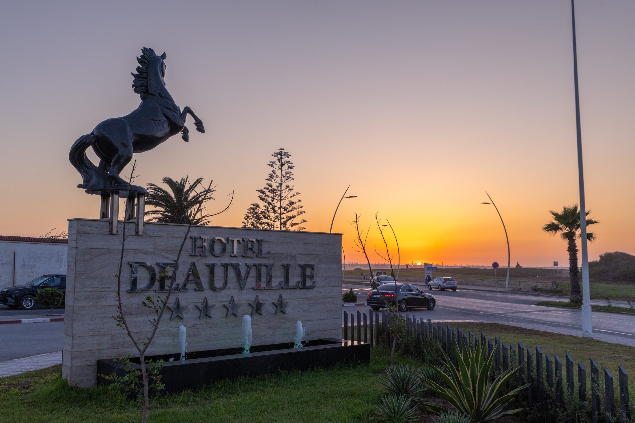 L'enseigne de l'Hôtel Deauville au coucher du soleil