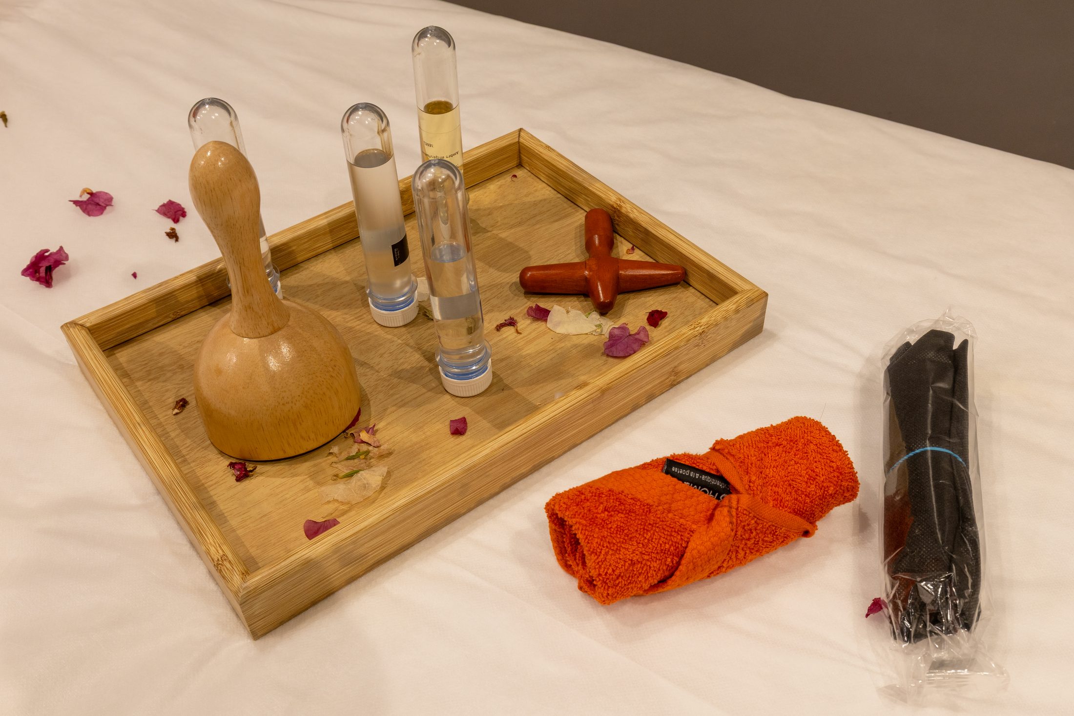 Plateau de soins au spa : huile d'argan, pierres et bougies