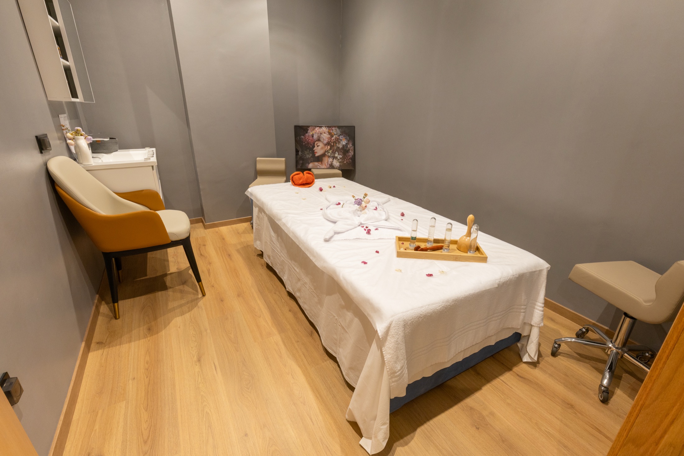 Cabine de soins du spa, lit de massage et plateau de pétales