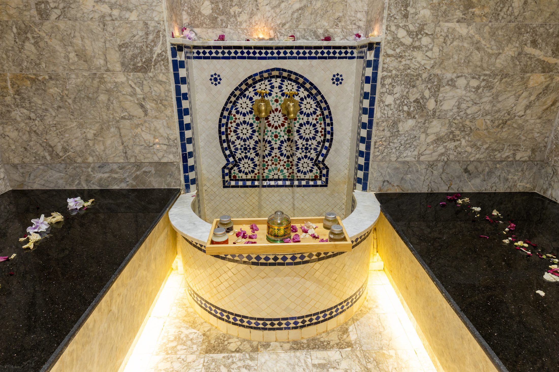 Le hammam traditionnel de l'hôtel et sa fontaine en mosaïque