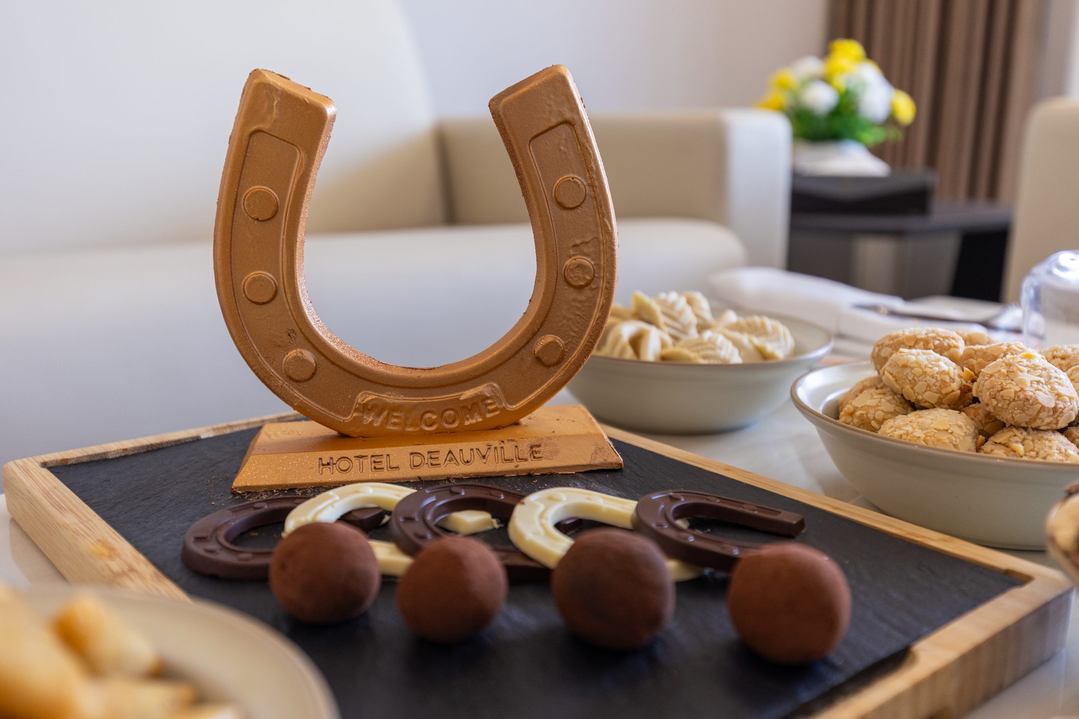 Attention gourmande de bienvenue : chocolats et biscuits maison